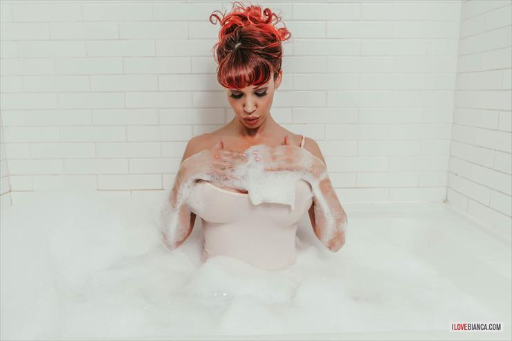 Bianca Beauchamp - Showered With Love 2018 - 2018-09-showered-with-love-087251-022.jpg