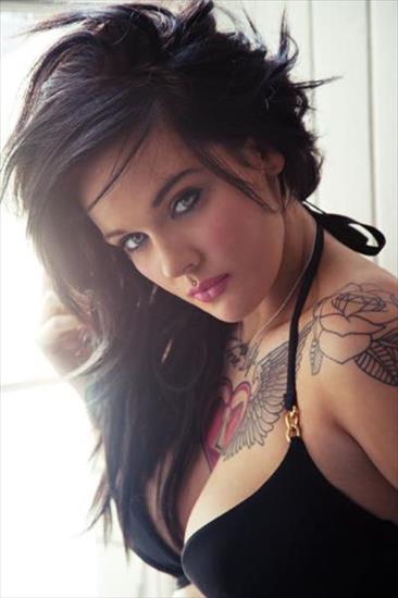 Piękne kobiety z tatuażem - hot_ladies_who_like_their_ink_34.jpg